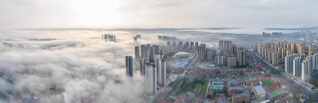 2023年11月6日澧县县城上空出现平流雾，整个县城云雾缭绕，美轮美奂。杨翠辉摄于湖南澧县。