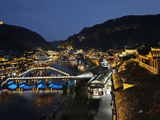 凤凰 古城  沱江  夜景如画