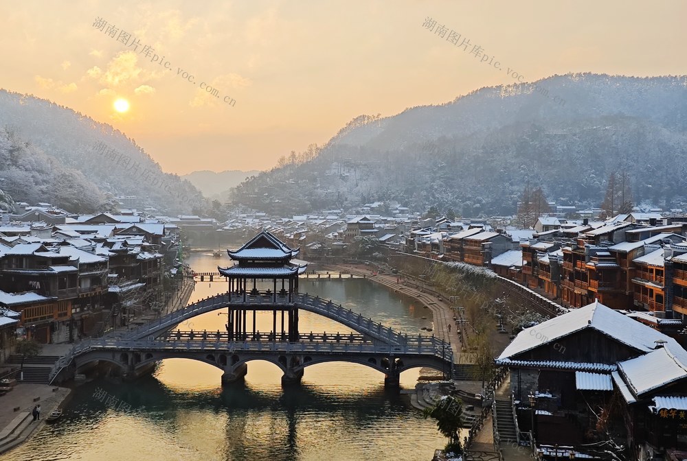 凤凰古城  朝阳映雪 瑰丽多姿
雪后初霁  晶莹剔透  如梦如幻 冰雪画卷。