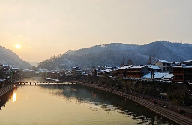 凤凰古城  朝阳映雪 瑰丽多姿
雪后初霁  晶莹剔透  如梦如幻 冰雪画卷。