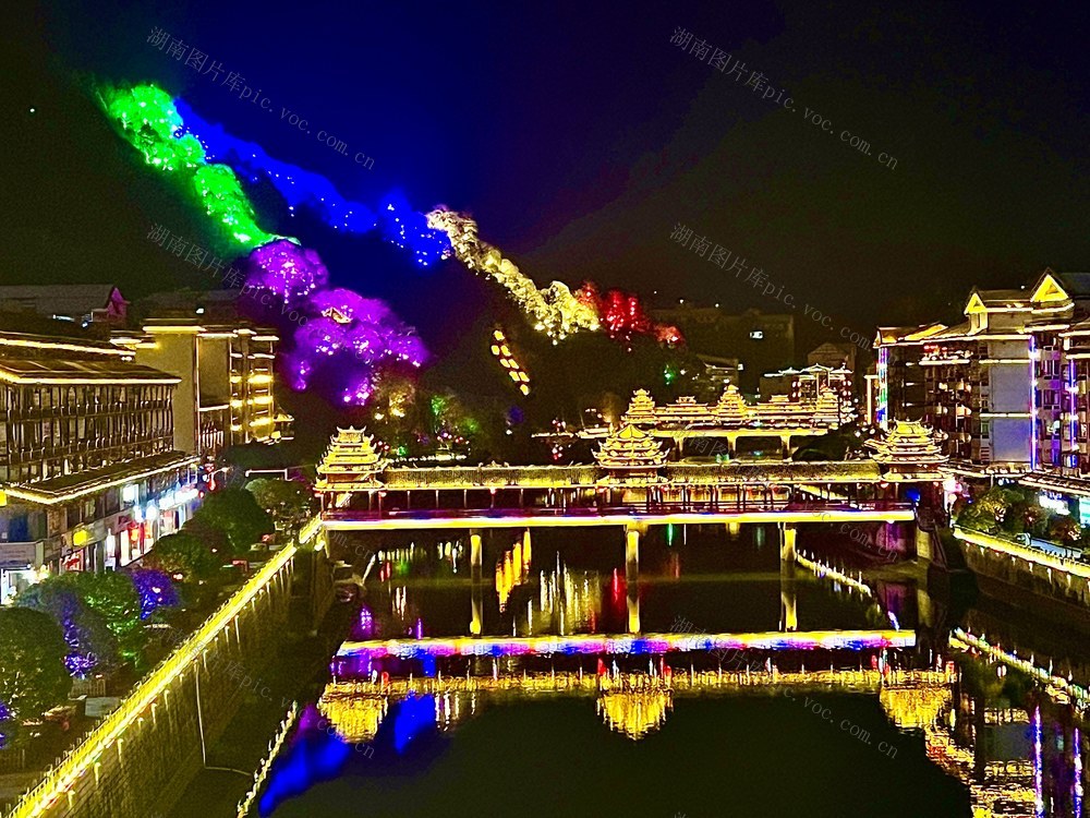 夜景璀璨年味浓
