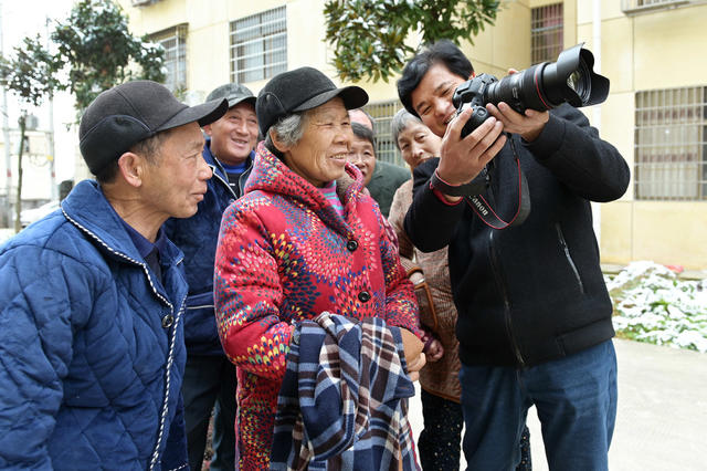 摄影  摄影下乡 公益 全家福 农村  村民 送温暖  摄影师 