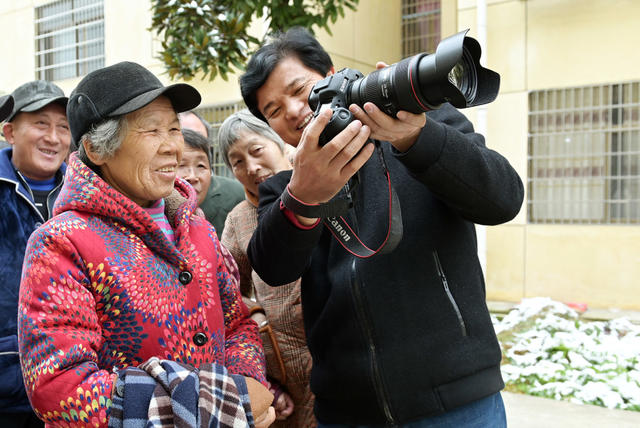 摄影  摄影下乡 公益 全家福 农村  村民 送温暖  摄影师 