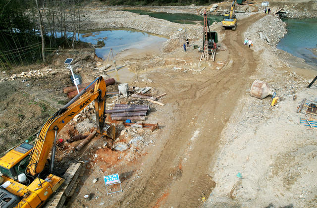         2024年1月25日，湖南省桂东县普乐镇矮排村“连心桥”项目工程工地，机器轰鸣，打桩机、平整机等正有条不紊地抢抓晴好、涸水季节紧张施工。