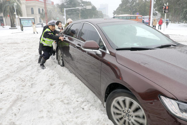 暴风雪中 一家亲 