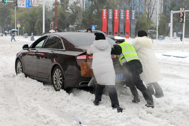 暴风雪中 一家亲 