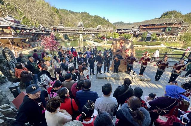 侗寨喜迎八方来客
