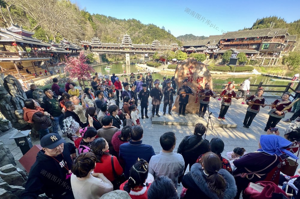 侗寨喜迎八方来客
