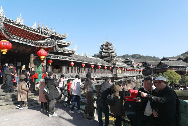 游客 走进 侗寨 欢乐 度假