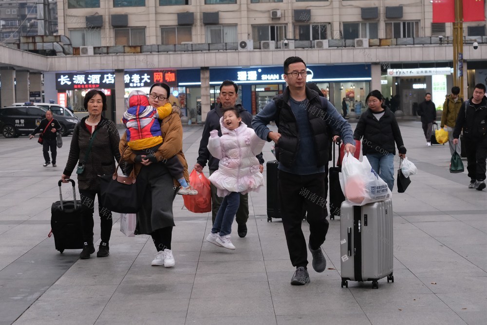 外出务工人员，乘车返岗