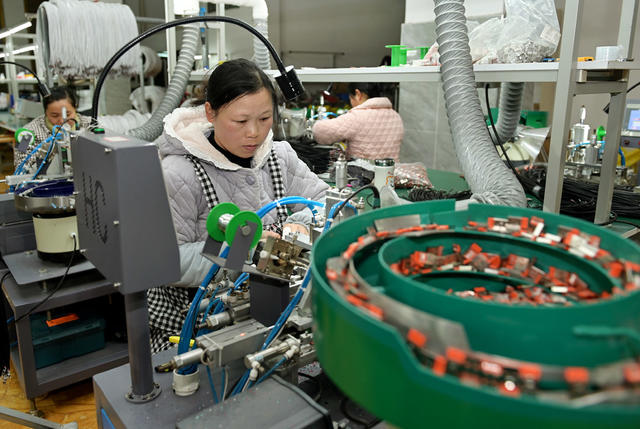 助企纾困 企业生产 电子产品  赶订单 工业 县域经济  开工复产  稳岗用工  金融