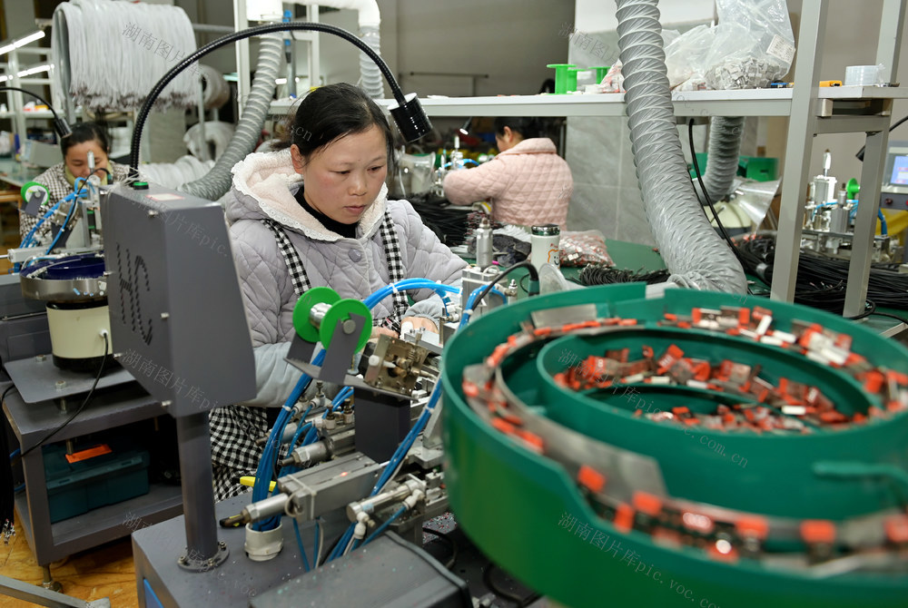 助企纾困 企业生产 电子产品  赶订单 工业 县域经济  开工复产  稳岗用工  金融