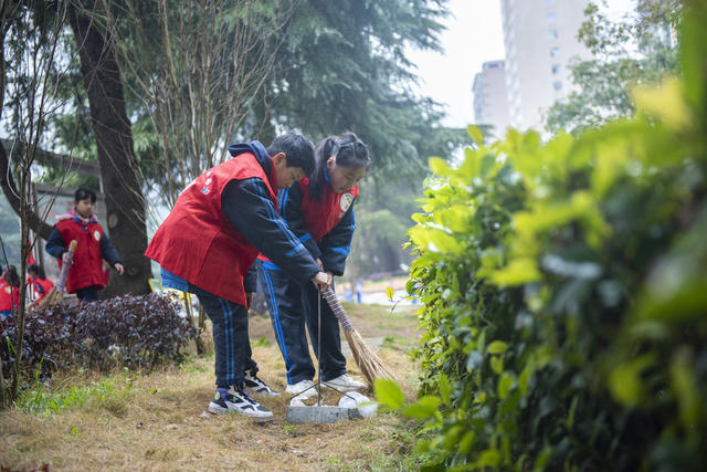 娄底 雷锋日 年志愿服务队 践行 雷锋精神