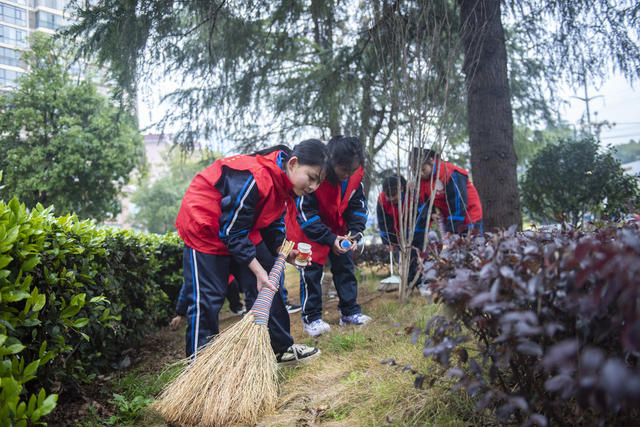 娄底 雷锋日 年志愿服务队 践行 雷锋精神