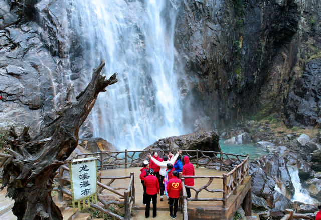 湖南桂东 栈道 游客 打卡 龙溪瀑布