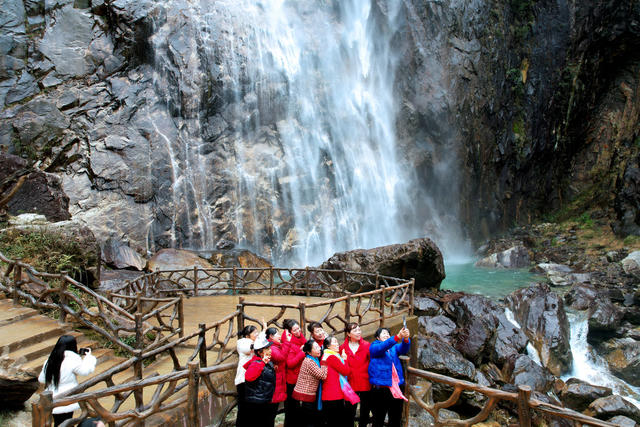 湖南桂东 栈道 游客 打卡 龙溪瀑布