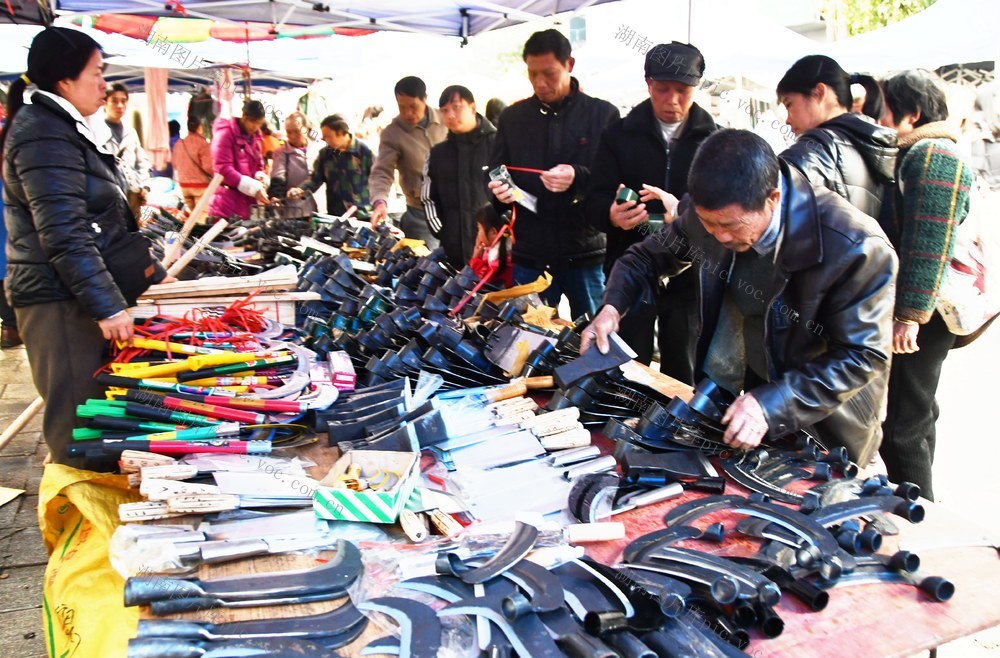 选购农具备春耕