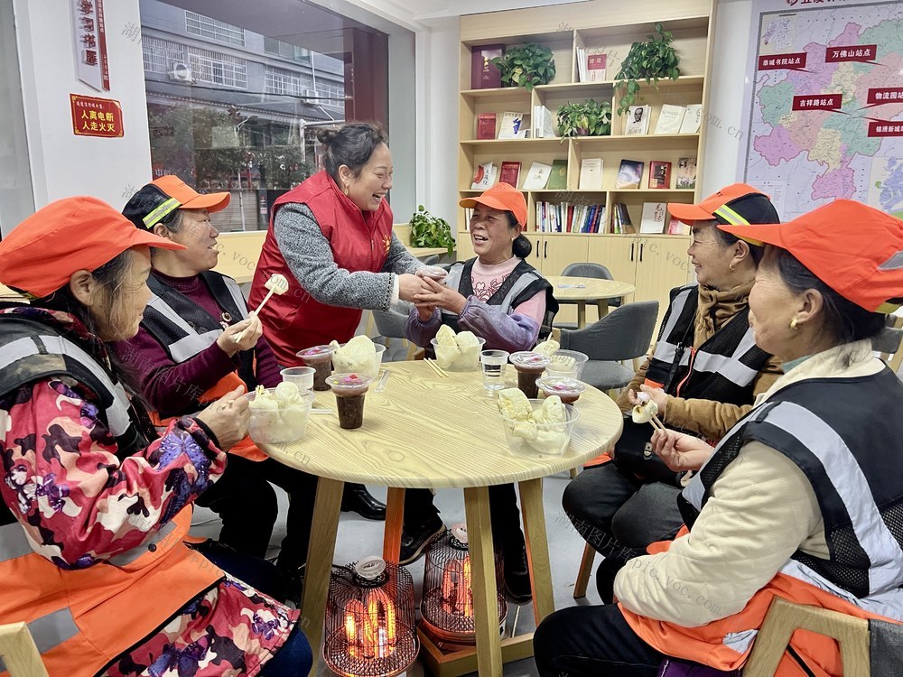 “爱心早餐”温暖环卫工
