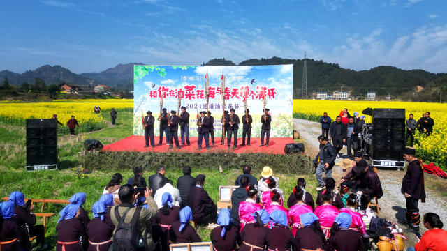 乡村 举办 油菜 花 节村民 身着 侗族 盛装 欢度 节日