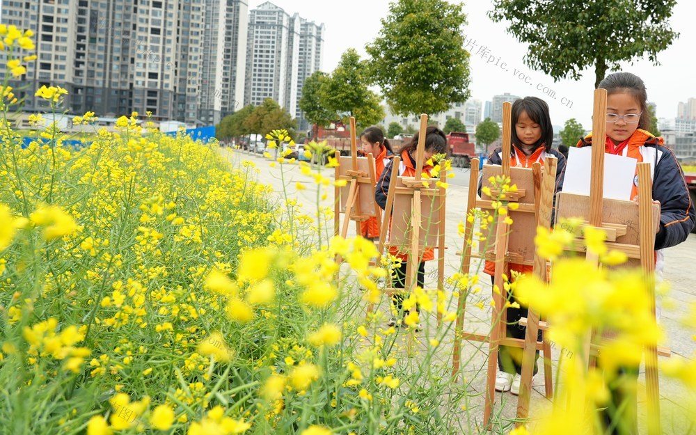 写生“画春”   亲近自然