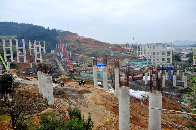 高速  公路 施工 桥墩 繁忙