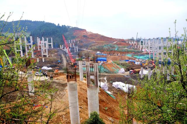 高速  公路 施工 桥墩 繁忙