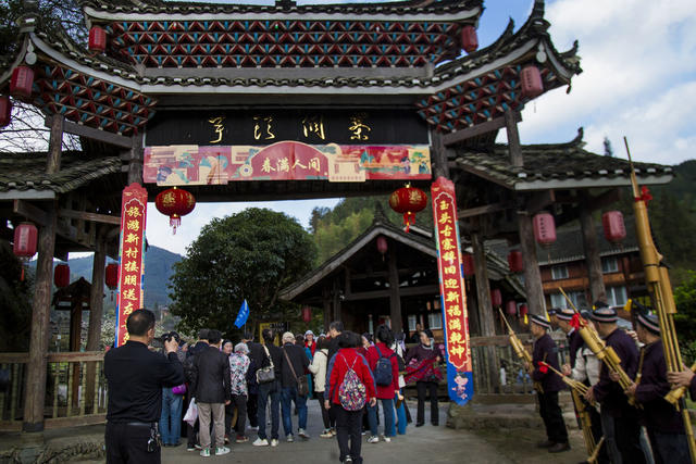 通道 侗寨 游客 观赏 桃花 游玩 侗寨