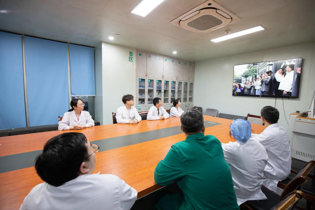 收听 收看 新闻报道