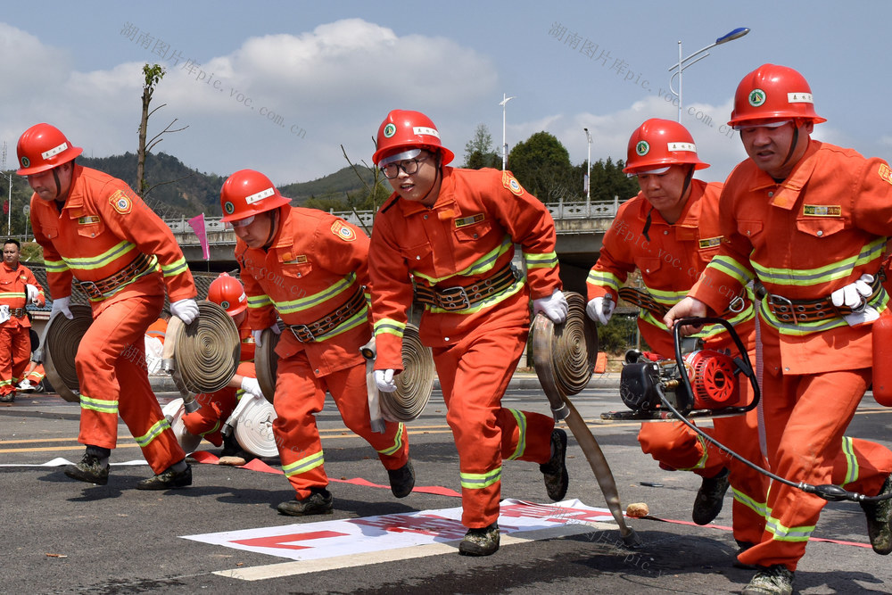 森林防灭火技能大比武
2024年3月26日，洪江市森林消防应急队员在小江路举行单泵灭火和无人机操作技能大比武。
 杨锡建 谢梓健 摄