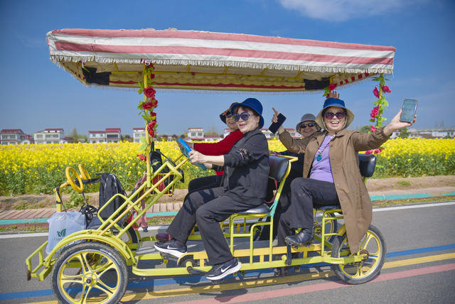 旅游  春游   春日  油菜花    欢乐  经济   乡村经济   乡村振兴   市民  村民   农旅