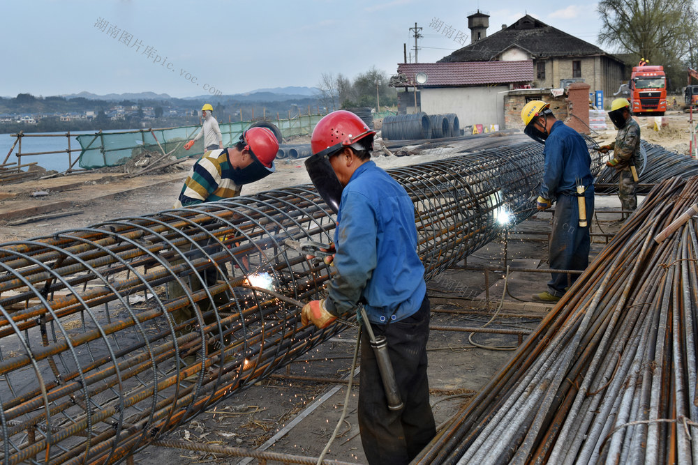 焊花飞溅施工忙