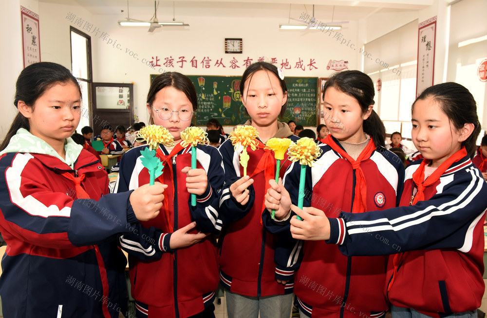 学生 制作 菊花 祭奠 先烈