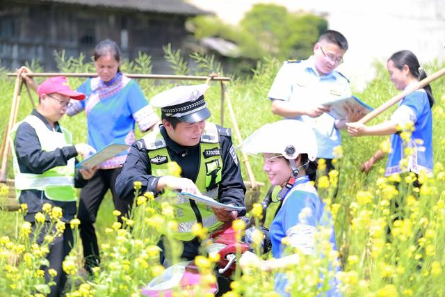 田间地头 交警农业 宣传 交通安全 护航春耕
