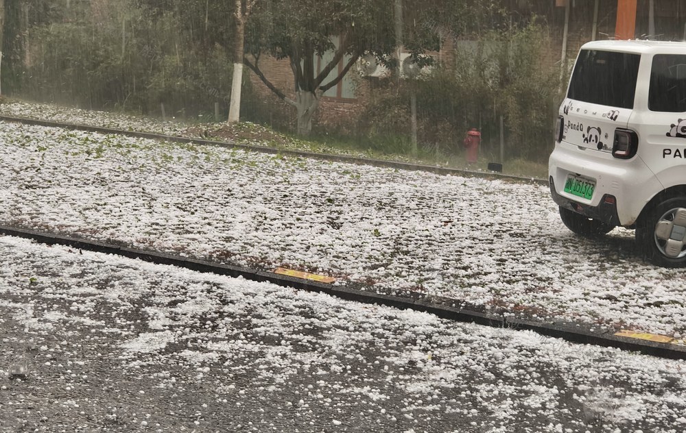 通道万佛山突降冰雹
