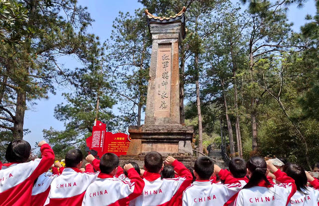 清明
英烈
少先队员