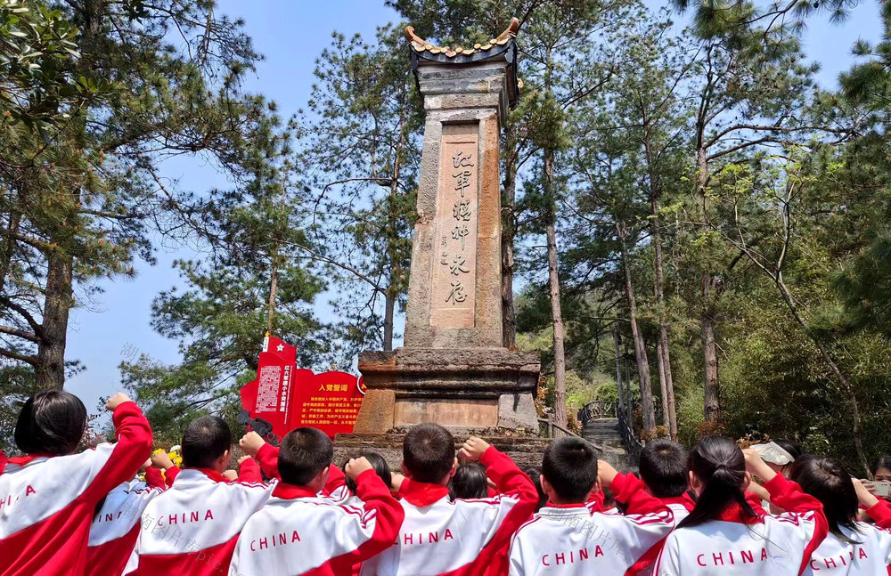 清明
英烈
少先队员