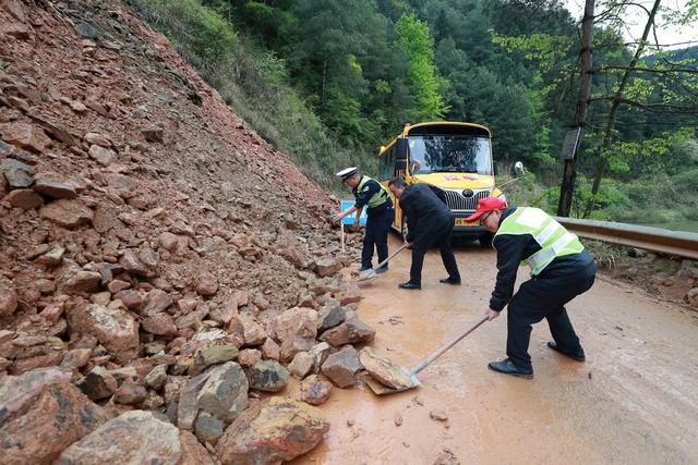汛期 交通 隐患 路段 交警 志愿者 疏导 筑牢 安全 屏障
