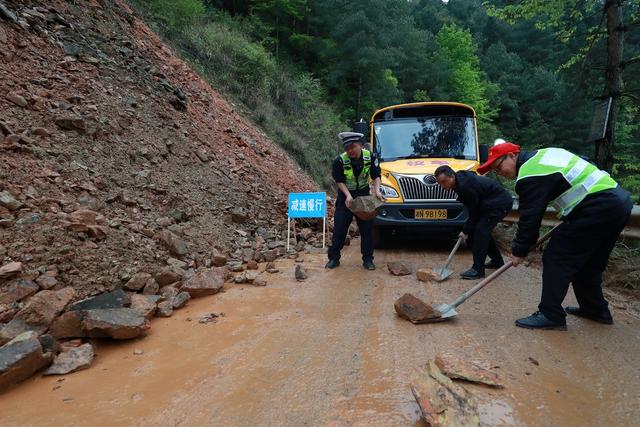 汛期 交通 隐患 路段 交警 志愿者 疏导 筑牢 安全 屏障