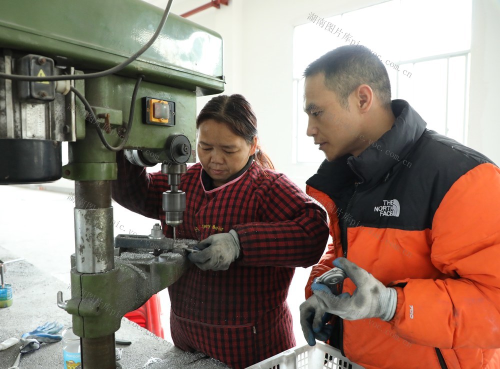 残疾人办起扶贫车间     带领乡亲同走致富路