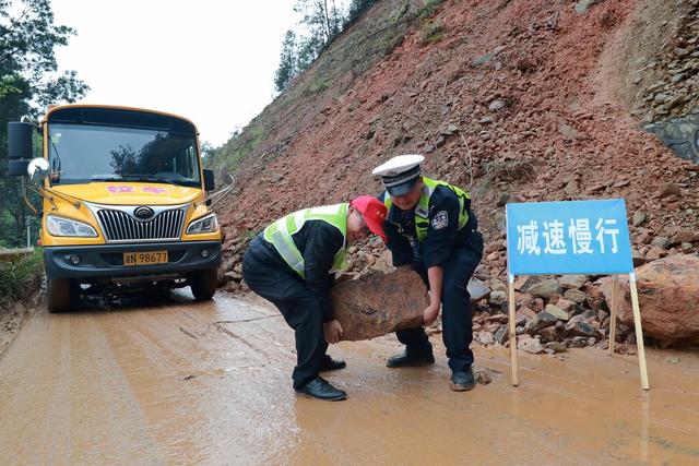 汛期 交通 隐患 路段 交警 志愿者 疏导 筑牢 安全 屏障