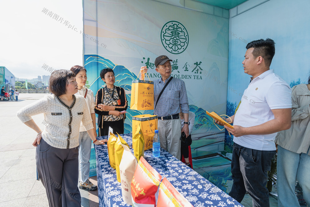 湘西黄金茶品鉴营销活动纷呈  助力农户春茶营销  提升湘西黄金茶知名度
（注：这几天销售额第一天订购1850万元，后来又陆续增加400万元，但是最后数据一直还没统计好，也不好写到正文）
