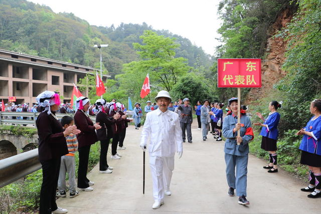 重走长征路
传承红色文化
