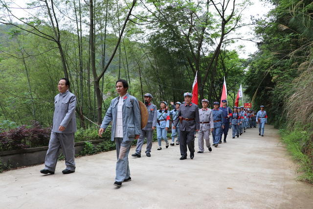 重走长征路
传承红色文化