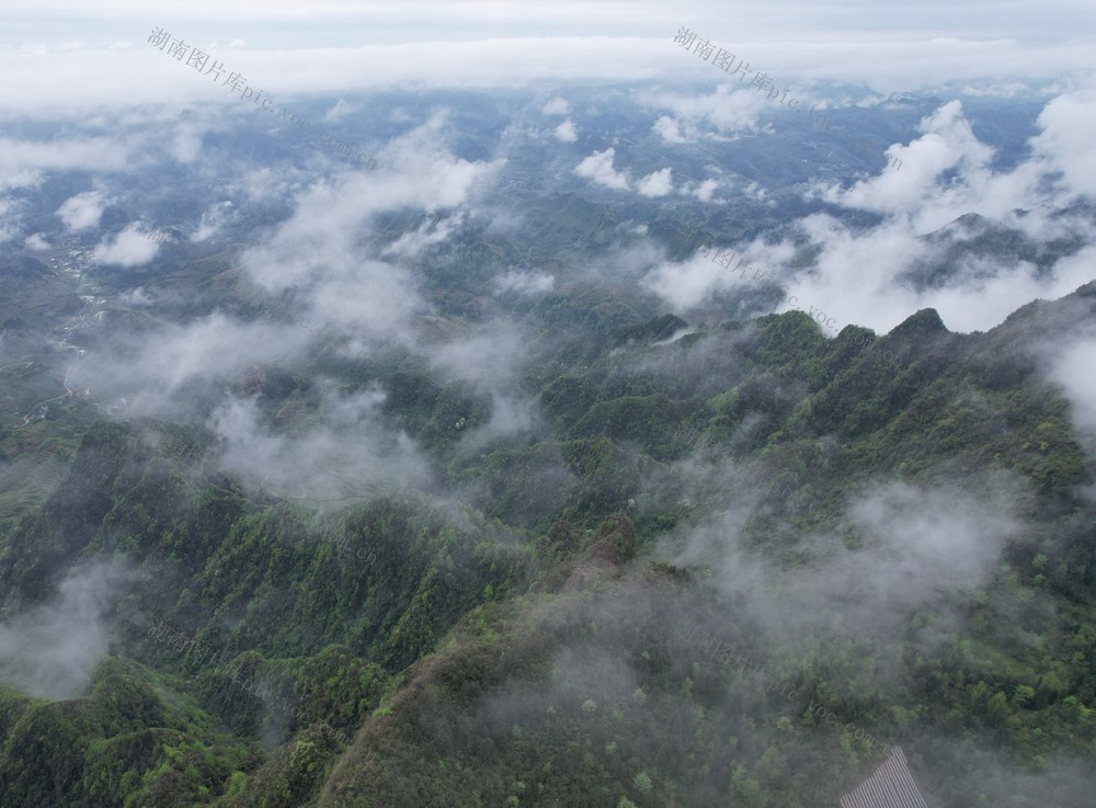   山乡云雾缥缈美若仙境
