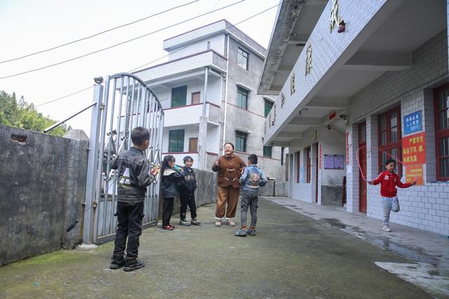 教学点 坚守 陪读 师生 乡村教育 乡村教师 五四青年