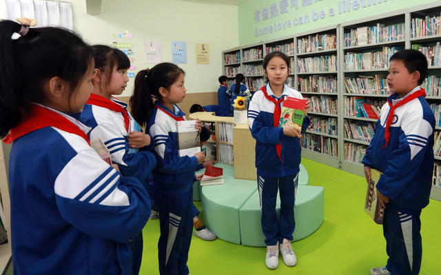 阅读 学生 书籍 校园  氛围