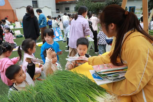 世界图书日 图书 蔬菜 义卖 跳蚤 湘西 土家族 小朋友
帮扶 苗族 湖南 幼儿园