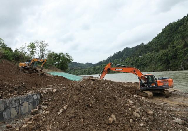 加固河堤    确保安全
