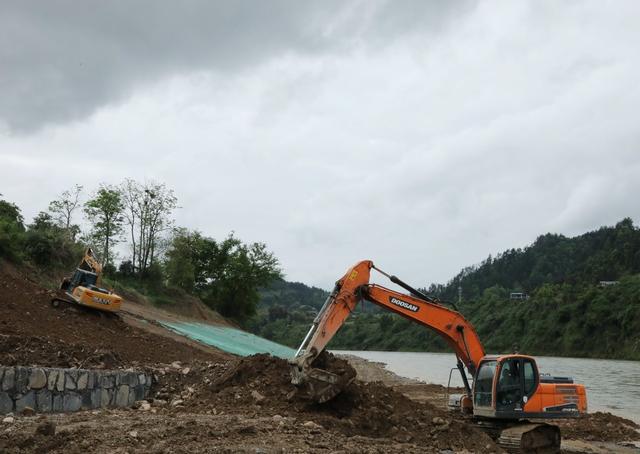 加固河堤    确保安全

