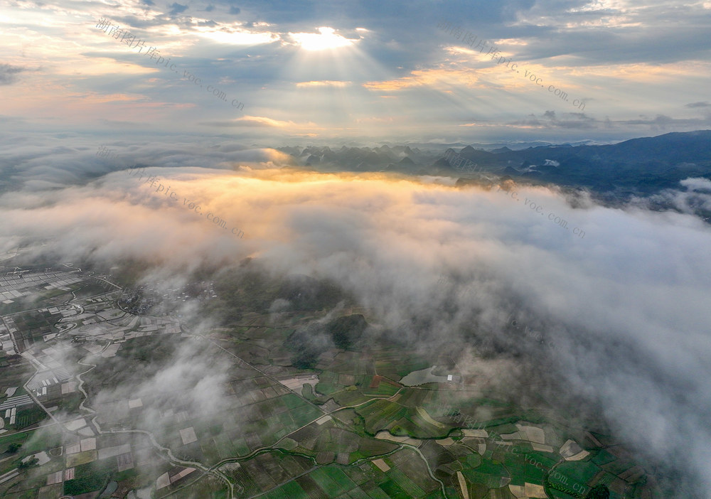 江永县   夏层铺镇

云雾缭绕  美景如画
